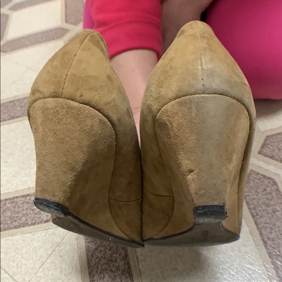 Leather Shoes with Flower Details - Picture 5 of 7